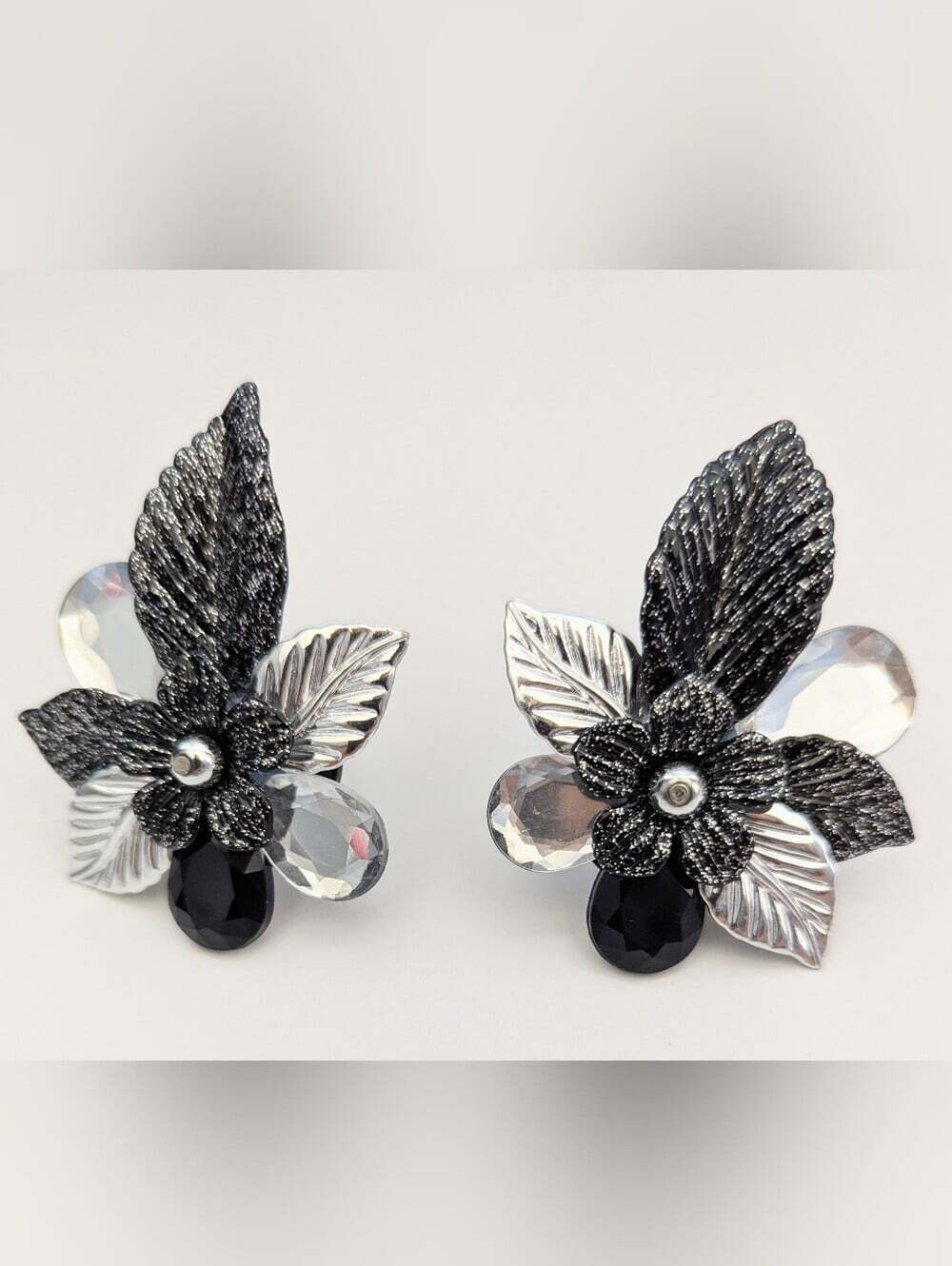 Statement Piece! Large Frosted Black Silver-Tone Clear Flower Clip-On Earrings - Picture 5 of 15